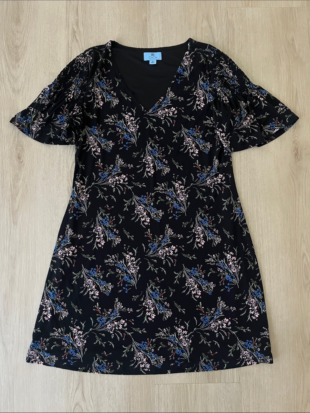Like New CeCe Floral Print Short Sleeve V-neck Black Dress in Women's Medium